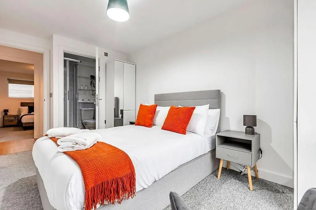 Stylish London Apt With Free Parking And Canal Views Apartment
