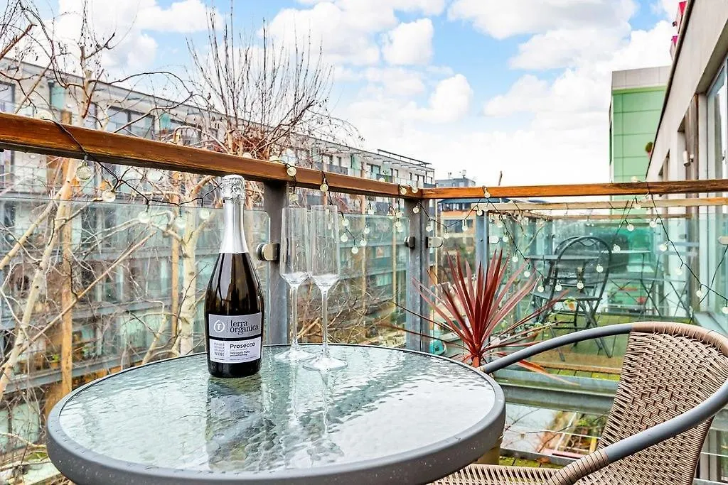 Stylish London Apt With Free Parking And Canal Views Apartment
