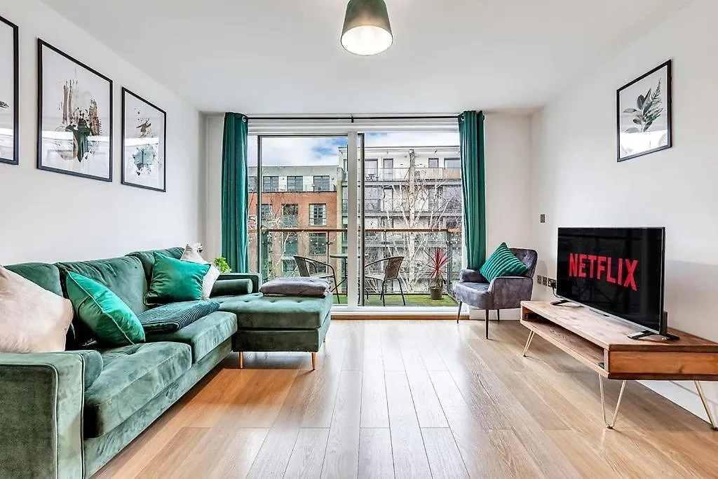 Stylish London Apt With Free Parking And Canal Views