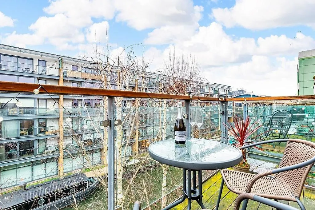 Stylish London Apt With Free Parking And Canal Views