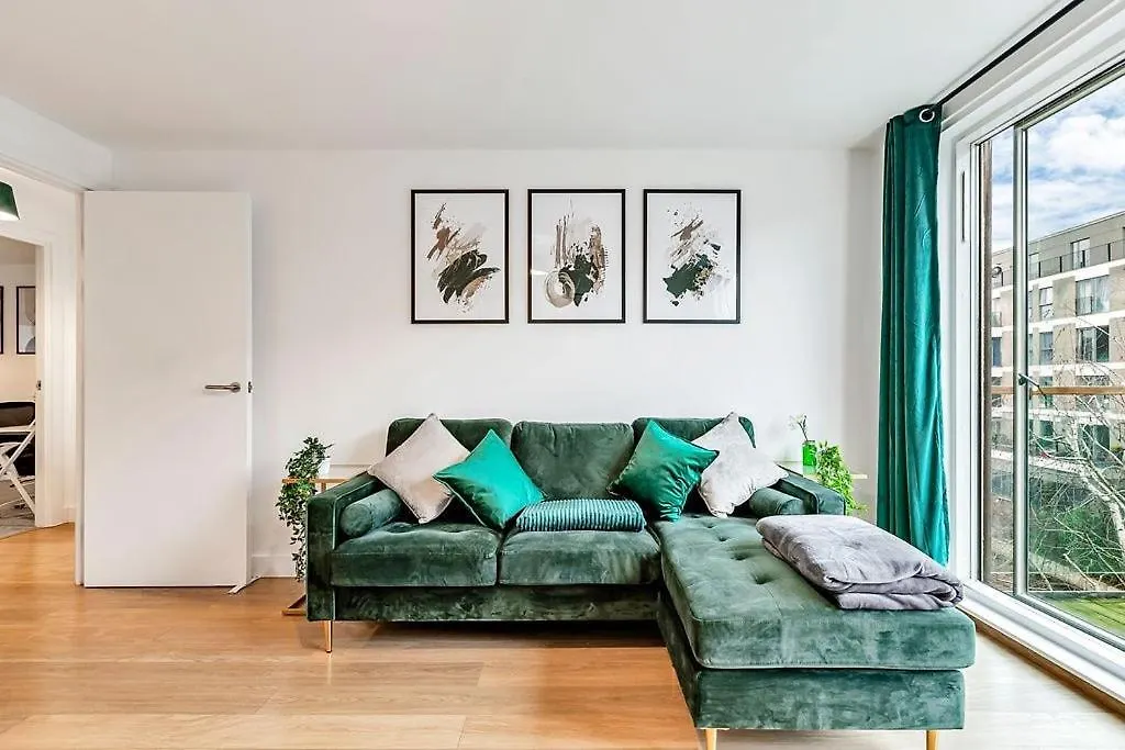 Stylish London Apt With Free Parking And Canal Views