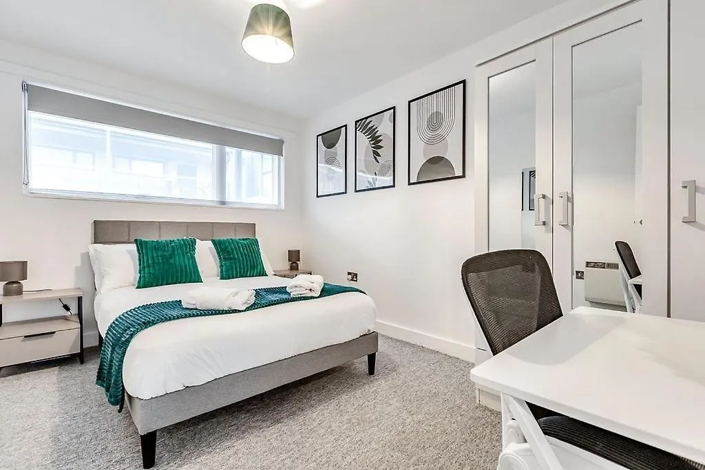 Stylish London Apt With Free Parking And Canal Views
